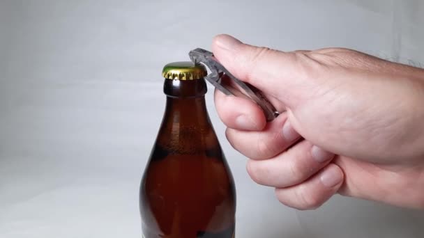 Flasche Lagerbier Beim Öffnen Mit Flaschenöffner — Stockvideo