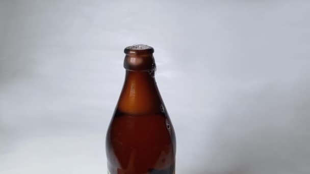 Flasche Lagerbier Kurz Nach Öffnung Auf Weißem Hintergrund — Stockvideo