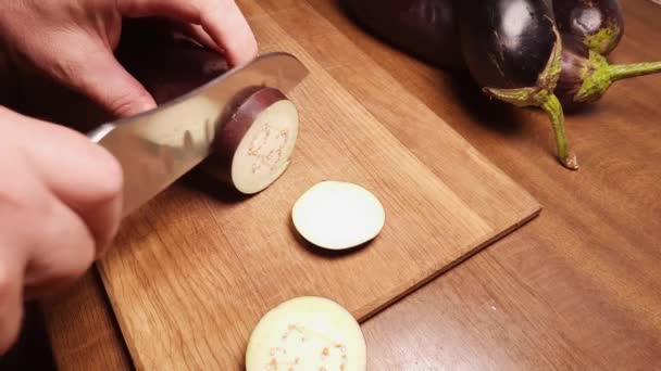 Memotong Irisan Telur Segar Papan Potong — Stok Video