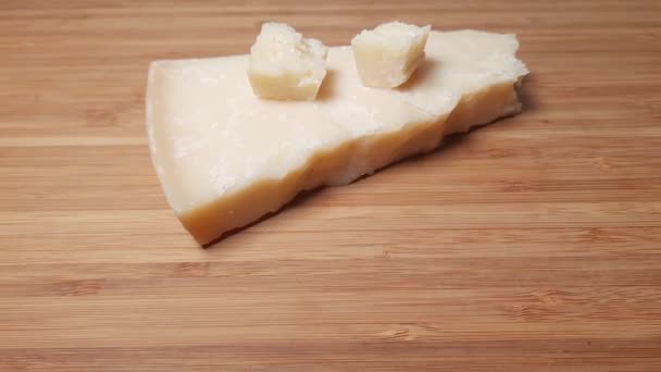 木製の表面に硬いチーズの破片 — ストック動画