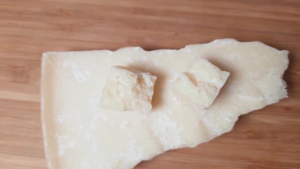 木制表面硬奶酪碎片的顶部视图 — 图库视频影像