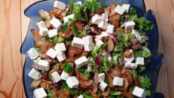 Ahşap Masada Salata Kasesinde Kaynamış Ördek Eti Salatası — Stok video