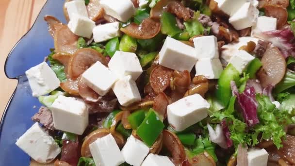 Ahşap Masada Salata Kasesinde Kaynamış Ördek Eti Salatası — Stok video
