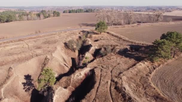 道路の横にある農地の間の急な峡谷 空中ビュー — ストック動画