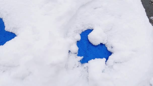 Freshly Fallen Snow Hood Surface Blue Car — Stockvideo