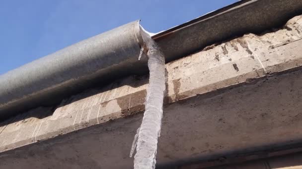 工业大楼屋顶靠墙的冰柱 — 图库视频影像