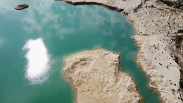 廃棄物岩のダンプ イルミネート採石場の湖 垂直空中ビュー — ストック動画
