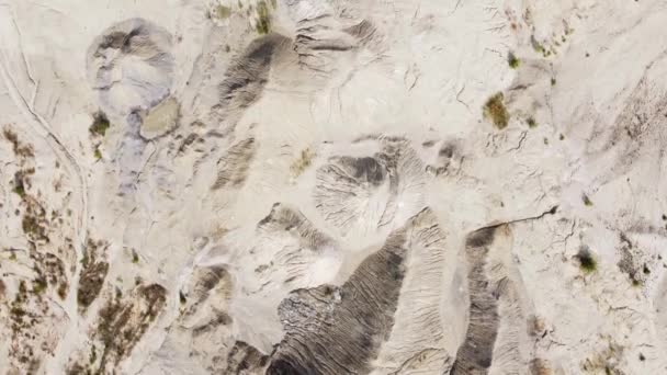 钛铁矿采石场的旧废石堆 垂直空中景观 — 图库视频影像