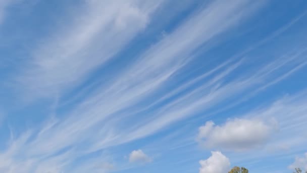 Blue Sky Cirrus Clouds While Panning — Stockvideo