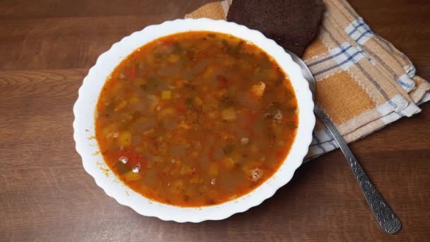 Hot Lentil Soup Meat Sprinkling Fresh Chopped Greens — Vídeo de stock