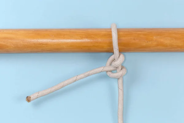 Rope Knot Two Half Hitches Tied Wooden Pole View Close — Zdjęcie stockowe