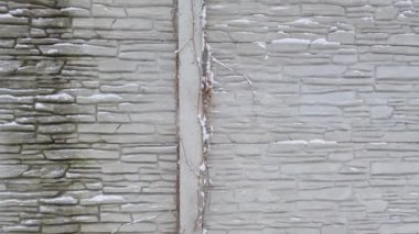 Bulutlu havada doğal taşın taklidiyle beton çit.