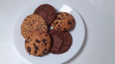 Chocolate cookies and chocolate chip cookies on the white dish