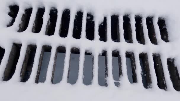 Verschneites Gusseisernes Gitter Des Sturmabflusses Bei Schneefall — Stockvideo