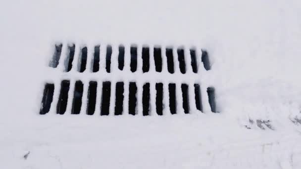 Śnieżna Żeliwna Siatka Kanalizacji Burzowej Podczas Opadów Śniegu — Wideo stockowe
