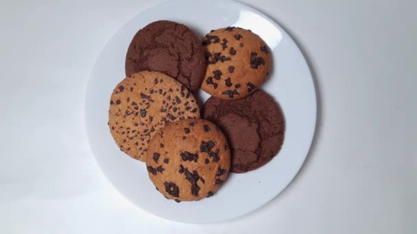 Μπισκότα Σοκολάτας Και Μπισκότα Σοκολάτας Στο Λευκό Πιάτο — Αρχείο Βίντεο