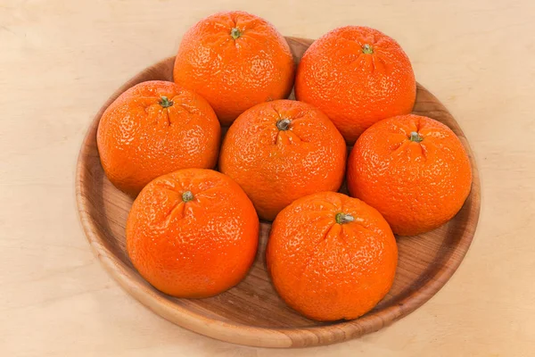 Whole Ripe Tangerines Murcott Also Known Honey Tangerines Wooden Dish — Stock fotografie
