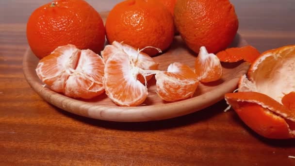Slices Tangerine Murcott Whole Fruits Wooden Dish — Stock Video