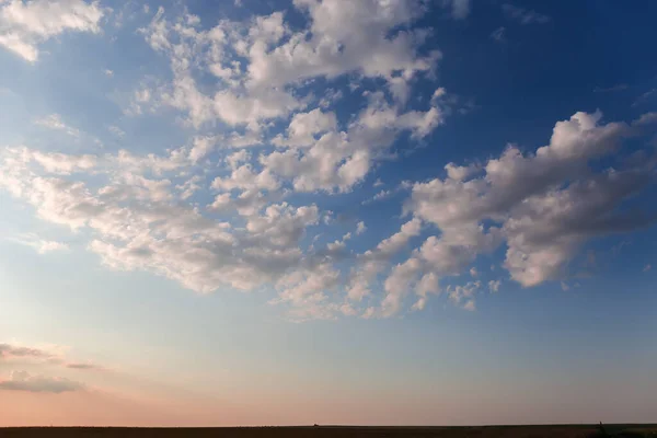 Sección Cielo Azul Con Nubes Altocumulus Sobre Los Campos Agrícolas —  Fotos de Stock