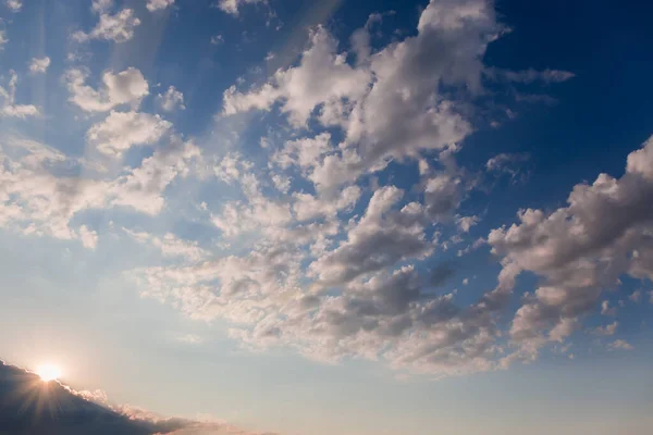 Sección Cielo Azul Con Nubes Altocumulus Rayos Sol Detrás Nube —  Fotos de Stock