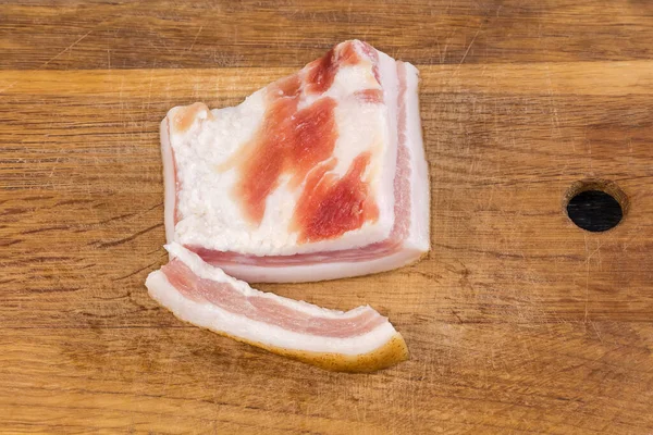 Dünne Scheibe Und Stück Gesalzenes Schweinefett Auf Haut Mit Fleischschichten — Stockfoto