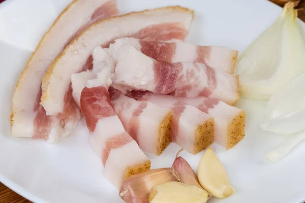 Scheiben Vom Gesalzenen Schweinefett Frische Zwiebeln Und Knoblauch Auf Einem — Stockfoto