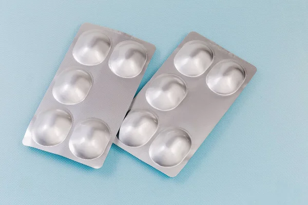 Две Упаковки Волдырей Фольги Таблетками Лекарства Голубой Поверхности — стоковое фото
