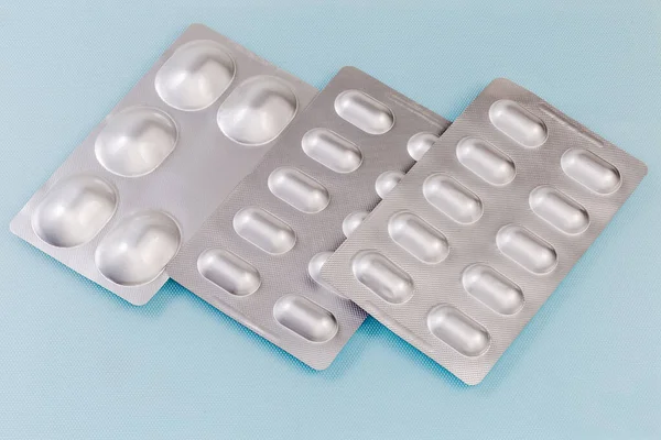 Celé Fólie Blistr Balení Pilulkami Léků Různých Velikostí Modrém Povrchu — Stock fotografie