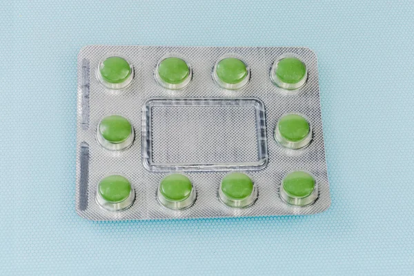Zielone Okrągłe Tabletki Leku Blistrze Niebieskiej Powierzchni — Zdjęcie stockowe