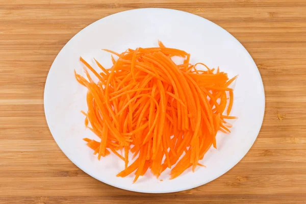 Свежая Морковь Нарезанная Тонкие Длинные Ломтики Приготовления Пряного Корейского Морковного — стоковое фото