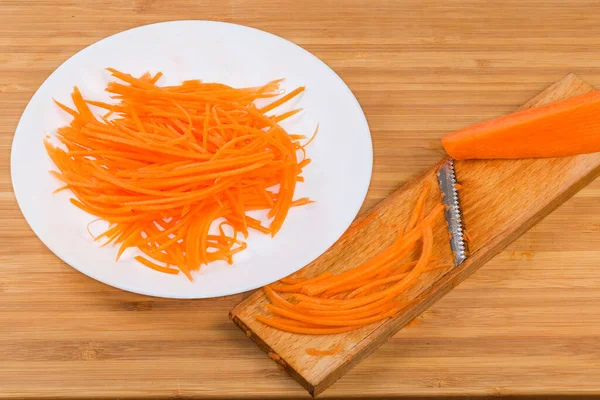 Свежая Морковь Измельченная Тонкие Длинные Ломтики Приготовления Пряного Корейского Морковного — стоковое фото