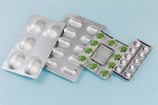 Целые Блистерные Пакеты Таблетками Лекарств Различных Размеров Цветов Голубой Поверхности — стоковое фото