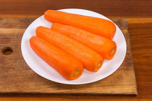 Las Zanahorias Frescas Enteras Limpiadas Piel Antes Preparación Plato Sobre — Foto de Stock