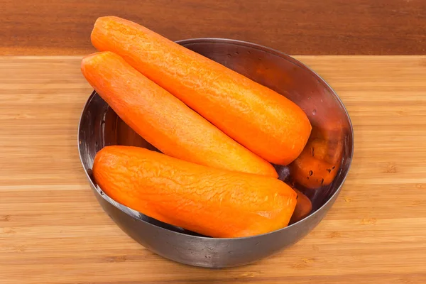 Las Zanahorias Frescas Enteras Peladas Piel Antes Preparación Recipiente Acero — Foto de Stock