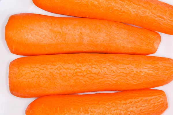 Zanahorias Frescas Enteras Peladas Piel Antes Preparación Plato Blanco Vista — Foto de Stock
