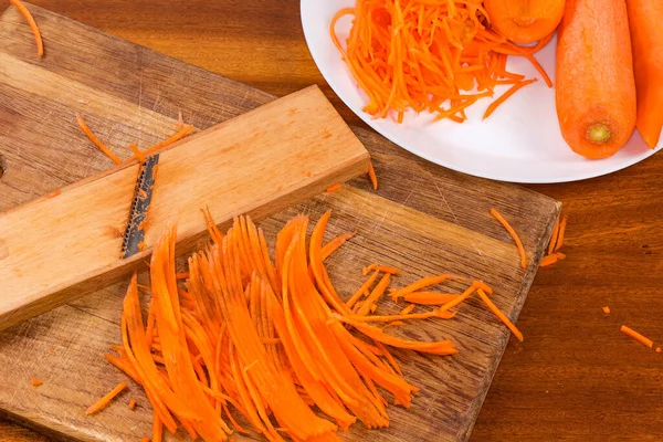 Las Zanahorias Frescas Picadas Rodajas Largas Delgadas Para Preparación Picante — Foto de Stock