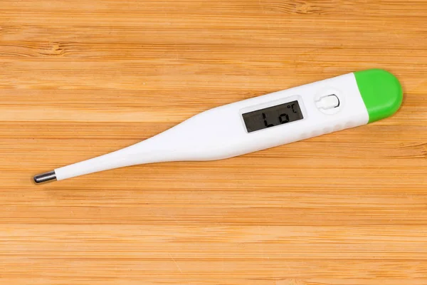 Elektronische Klinische Thermometer Met Lcd Display Een Houten Oppervlak Close — Stockfoto