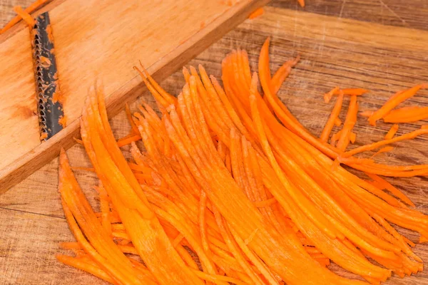 Куча Нарезанных Тонких Длинных Ломтиков Свежей Моркови Приготовления Пряного Корейского — стоковое фото