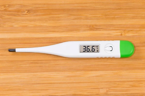 Elektronische Klinische Thermometer Met Lcd Display Een Houten Ondergrond Bovenaanzicht — Stockfoto