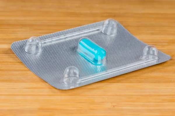 Singola Pillola Blu Del Farmaco Tutto Blister Sulla Superficie Legno — Foto Stock
