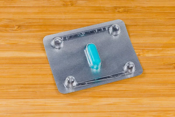 Single Blue Pill Medication Whole Blister Pack Wooden Surface — Stock Photo, Image