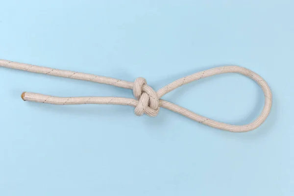 Angespanntes Seil Dreizack Knoten Auf Blauem Hintergrund — Stockfoto