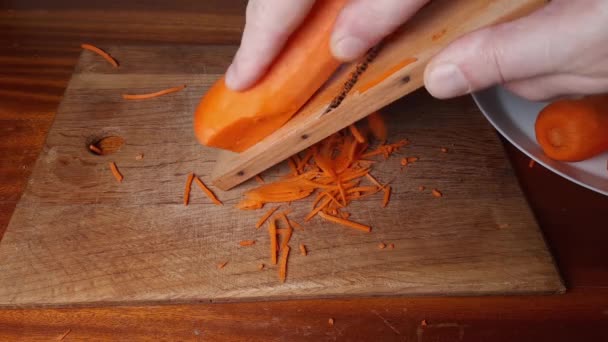 胡萝卜在切碎成细长片的过程中 用磨刀机磨碎 — 图库视频影像