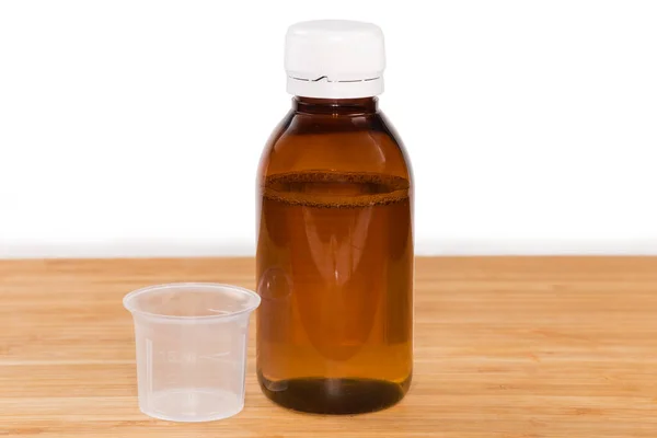 Gesloten Kleine Bruine Glazen Fles Met Vloeibaar Medicijn Plastic Maatbeker — Stockfoto
