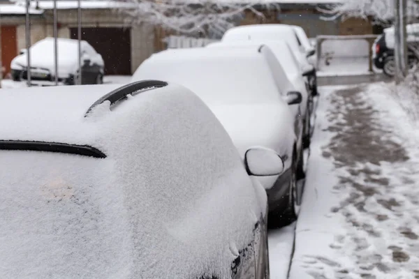 降雪中に雪に覆われた車のサイドパーツとサイドリアビューミラー 選択的フォーカス — ストック写真