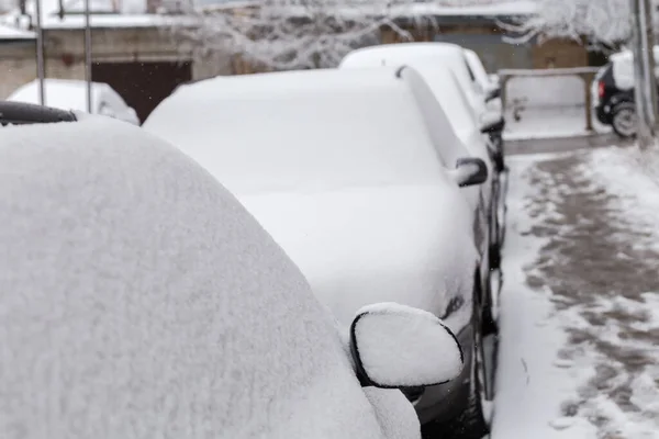 在降雪过程中 汽车的侧面零件和侧面后视镜一个接一个地被雪覆盖 有选择地聚焦 — 图库照片