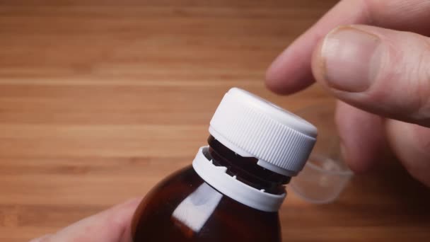 Den Deckel Einer Glasflasche Mit Flüssigen Medikamenten Abschrauben — Stockvideo