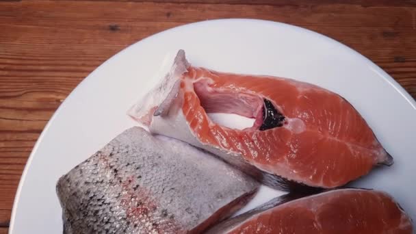 Potongan Ikan Trout Pelangi Mentah Pada Piring Putih Meja Pedesaan — Stok Video
