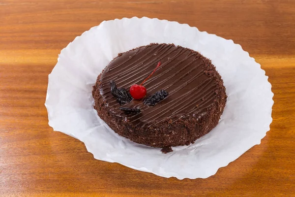 Çikolata Jöleli Siyah Çikolata Parçacıkları Kirazla Süslenmiş Yuvarlak Pasta Ahşap — Stok fotoğraf