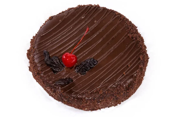Целый Круглый Торт Покрытый Шоколадной Глазурью Вершине Украшенный Темными Кусочками — стоковое фото